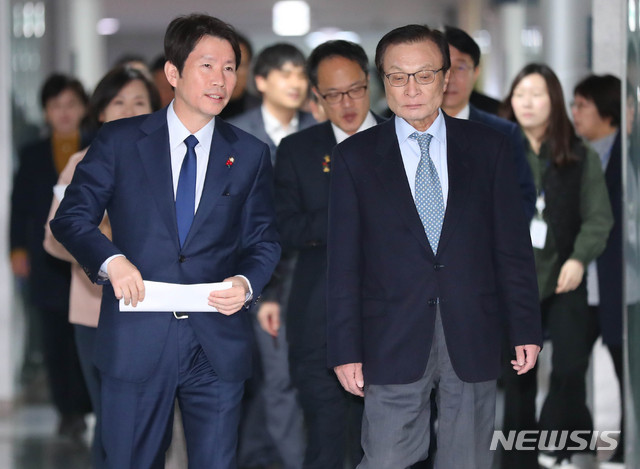 [서울=뉴시스] 장세영 기자 = 더불어민주당 이해찬(오른쪽) 대표와 이인영 원내대표가 13일 오전 서울 여의도 국회 의원회관에서 열린 더불어민주당 확대간부회의에 대화를 나누며 참석하고 있다. 2019.12.13.  photothink@newsis.com