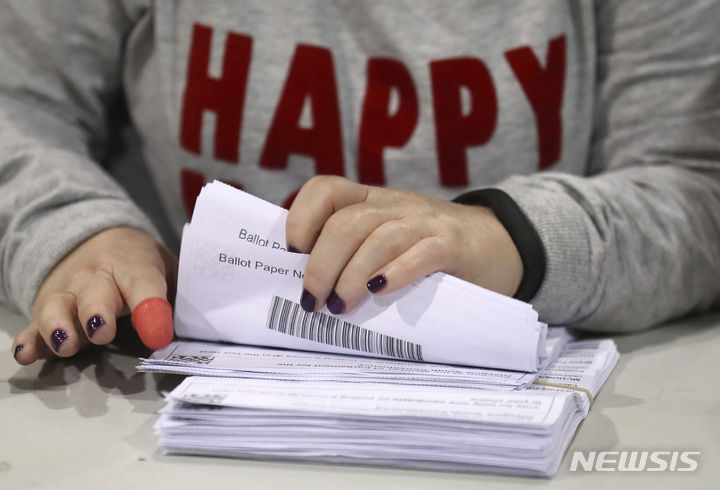[글래스고=AP/뉴시스] 영국 선거관리위원회가 사이버 공격을 입어 유권자 수백만 명분의 선거인 명부와 이메일이 유출됐다고 8일(현지시간) BBC가 보도했다. 사진은 선관위 관계자가 2019년 12월13일 스코틀랜드 글래스고 SEC 센터에서 투표 용지를 세는 모습. 2023.08.09.