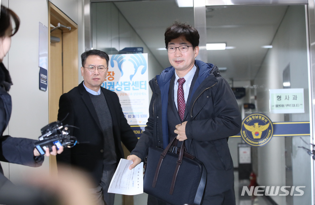 [서울=뉴시스]조수정 기자 = 가수 김건모 소속사 손종민(왼쪽) 건음기획 대표와 변호인인 법무법인 서평 고은석 변호사가 13일 오전 서울 강남경찰서에서 김건모를 성폭행으로 고소한 여성을 명예훼손 및 무고로 고소장 제출하기 위해 이동하고 있다. 2019.12.13. chocrystal@newsis.com