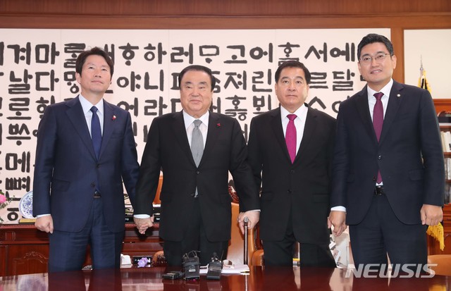 [서울=뉴시스]김명원 기자 = 문희상 국회의장 주재로 13일 서울 여의도 국회의장실에서 열린 더불어민주당과 자유한국당, 바른미래당 등 교섭단체 3당 원내대표 회동에서 각 당 원내대표들이 손을 잡고 있다. 왼쪽부터 이인영 더불어민주당 원내대표, 문희상 국회의장, 심재철 자유한국당, 오신환 바른미래당 원내대표. 2019.12.13.  photo@newsis.com