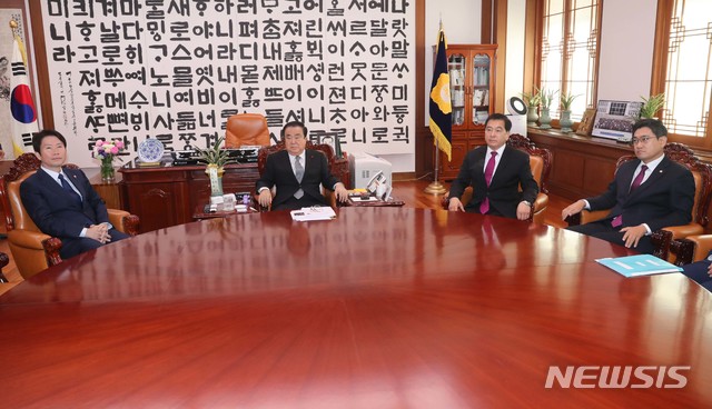 [서울=뉴시스]김명원 기자 = 문희상 국회의장 주재로 13일 서울 여의도 국회의장실에서 더불어민주당과 자유한국당, 바른미래당 등 교섭단체 3당 원내대표 회동이 열리고 있다. 왼쪽부터 이인영 더불어민주당 원내대표, 문희상 국회의장, 심재철 자유한국당, 오신환 바른미래당 원내대표. 2019.12.13.&nbsp; photo@newsis.com