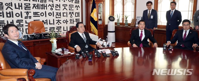 [서울=뉴시스]김명원 기자 = 문희상 국회의장이 13일 서울 여의도 국회 의장실에서 여야3당 원내대표들과 회동을 하고 있다. 오른쪽부터 오신환 바른미래당 원내대표, 심재철 자유한국당 원내대표, 문 의장, 이인영 더불어민주당 원내대표. 2019.12.13.&nbsp; photo@newsis.com