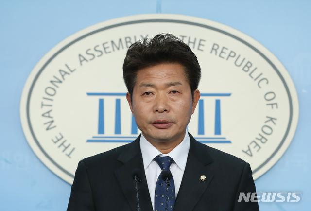 [서울=뉴시스] 고승민 기자 = 여영국 정의당 원내대변인이 13일 서울 여의도 국회에서 선거법 협상 관련 브리핑을 하고 있다. 2019.12.13.kkssmm99@newsis.com