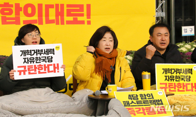 [서울=뉴시스] 고승민 기자 = 정의당 심상정 대표를 비롯한 관계자들이 13일 서울 여의도 국회 농성장에서 여야 4당 합의 패스트트랙 통과를 촉구하며 구호를 외치고 있다. (사진=정의당 제공) 2019.12.13. photo@newsis.com 