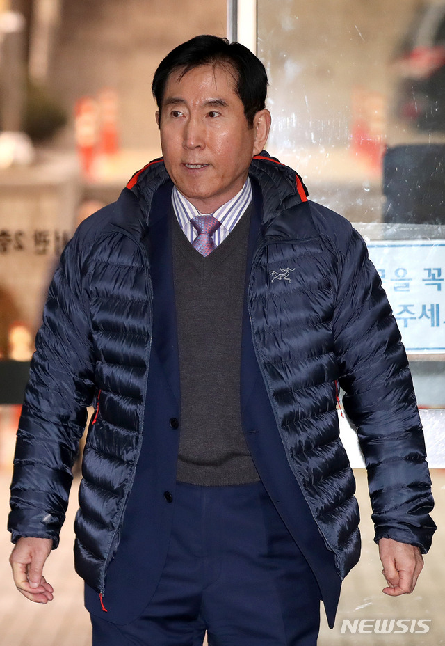 [서울=뉴시스]김선웅 기자 = MB정부 당시 댓글조작을 지시해 기소된 조현오 전 경찰청장이 13일 오후 서울 서초구 서울중앙지법에서 열린 53차 공판에 출석하고 있다. 2019.12.13. mangusta@newsis.com