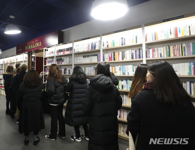 [서울=뉴시스]조수정 기자 = 해리포터 20주년을 기념, '하우스 오브 미나리마' 한국 첫 팝업스토어가 열린 13일 오후 서울 마포구 서교동 예스24홍대점에서 방문객들이 줄서 기다리고 있다. '하우스 오브 미나리마'는 영화 '해리포터' 컨셉 아트를 담당했던 미라포라 미나와 아두아르도 리마가 운영하는 소품샵으로 예스24 홍대점 팝업스토어에서는 2020년 1월 12일까지 예언자일보 에코백과 렌티큘러 카드, 호그와트 교과서 디자인저널 등 해리포터 관련 상품 및 책을 구매할 수 있다. 2019.12.13. chocrystal@newsis.com