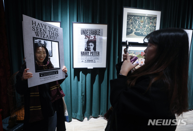 [서울=뉴시스]조수정 기자 = 해리포터 20주년을 기념, '하우스 오브 미나리마' 한국 첫 팝업스토어가 열린 13일 오후 서울 마포구 서교동 예스24홍대점에서 방문객들이 소품을 고르며 기념촬영 하고 있다. '하우스 오브 미나리마'는 영화 '해리포터' 컨셉 아트를 담당했던 미라포라 미나와 아두아르도 리마가 운영하는 소품샵으로 예스24 홍대점 팝업스토어에서는 2020년 1월 12일까지 예언자일보 에코백과 렌티큘러 카드, 호그와트 교과서 디자인저널 등 해리포터 관련 상품 및 책을 구매할 수 있다. 2019.12.13. chocrystal@newsis.com