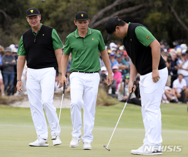 [멜버른=AP/뉴시스]인터내셔널 팀의 어니 엘스(왼쪽) 단장이 13일(현지시간) 호주 멜버른의 로열 멜버른 골프클럽에서 열린 2019년 프레지던츠컵 포섬 매치 18번 홀에서 임성재(오른쪽)-캐머런 스미스(호주) 조의 경기를 바라보고 있다. 임성재-스미스 조는 미국 팀의 게리 우들랜드-리키 파울러 조를 상대하며 무승부를 기록했다. 전날 포볼 경기에서 4승1패로 앞섰던 인터내셔널 팀은 이날 2승2패1무를 기록해 중간 전적 6승3패1무로 미국 팀에 우위를 지켰다. 2019.12.13.