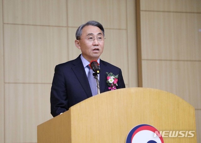 [서울=뉴시스]모종화 제25대 병무청장이 13일 대전시 정부대전청사 병무청에서 열린 취임식에 참석해 취임사를 하고 있다. (사진=병무청 제공) 2019.12.13. photo@newsis.com