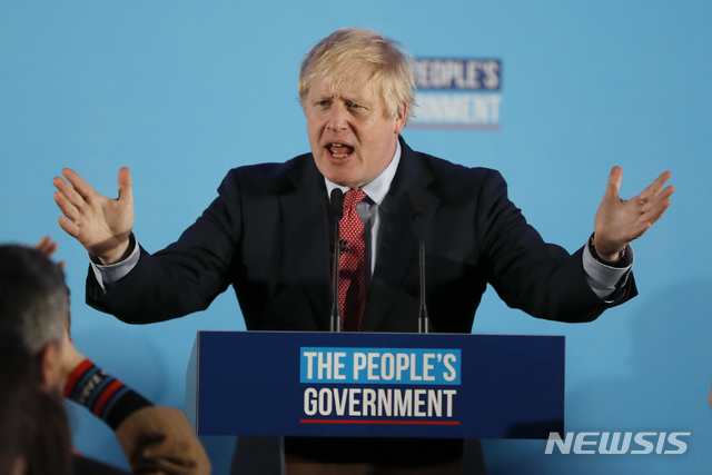 [런던=AP/뉴시스] 보리스 존슨 영국 총리가 13일(현지시간) 런던 엘리자베스 2세 여왕 센터에서 열린 보수당 집회에서 연설을 하고 있다. 그가 서 있는 연단엥는 그의 2기 행정부 이름인 '국민의 정부'라는 문구가 써있다. 2019.12.13.