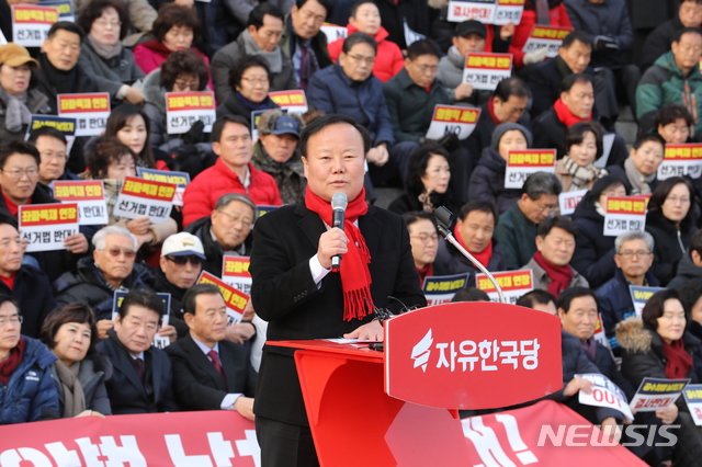 [서울=뉴시스]김명원 기자 = 김재원 자유한국당 정책위의장이 13일 오후 서울 여의도 국회 본청 계단에서 열린 패스트트랙 법안 날치기 상정 저지 규탄대회에서 발언하고 있다. 2019.12.13. kmx1105@newsis.com