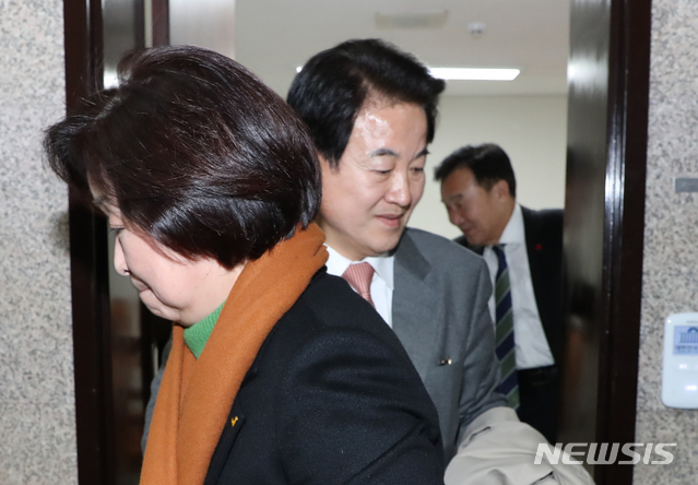 [서울=뉴시스]김명원 기자 = 손학규 바른미래당 대표.심상정 정의당 대표.정동영 민주평화당 대표.김관영 바른미래당 최고위원이 13일 오후 서울 여의도 국회 바른미래당 정책위의장실에서 만나 패스트트랙 법안 관련 논의를 마치고 나서고 있다. 2019.12.13.  kmx1105@newsis.com