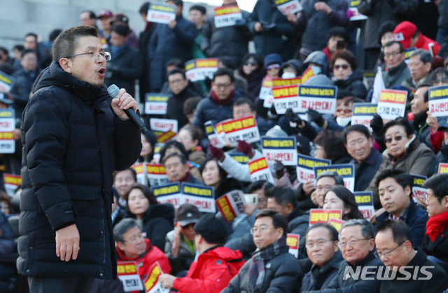 [서울=뉴시스] 장세영 기자 = 자유한국당 황교안 대표가 13일 오후 서울 여의도 국회 본청 계단 앞에서 열린 '패스트트랙 법안 날치기 상정 저지 규탄대회'에 참석해 자유한국당의원들을 비롯한 당원들에게 발언을 하고 있다.  2019.12.13. photothink@newsis.com