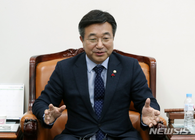 [서울=뉴시스] 고승민 기자 = 윤호중 더불어민주당 사무총장이 13일 서울 여의도 국회에서 선거법 협상 관련 기자간담회를 하고 있다. 2019.12.13. kkssmm99@newsis.com