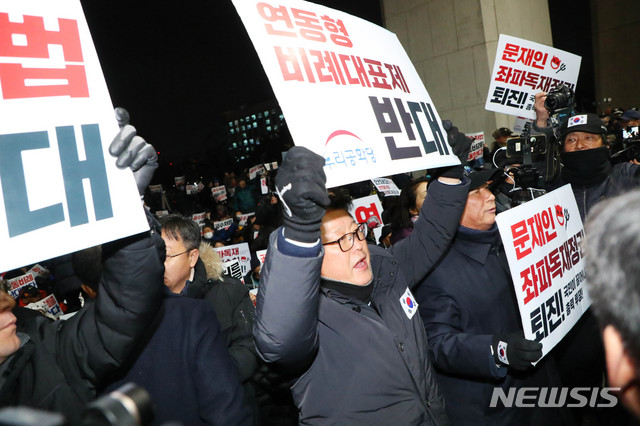 [서울=뉴시스] 장세영 기자 = 국회 본회의가 예정된 13일 서울 여의도 국회에 조원진 우리공화당 공동대표와 당원들이 몰려와 국회 진입을 시도하고 있다. 2019.12.13. photothink@newsis.com