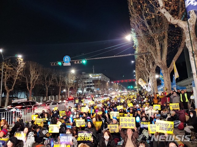 [서울=뉴시스] '함께 조국수호 검찰개혁'이 14일 오후 5시30분께 서울 서초구 서울중앙지검 앞에서 '서초달빛집회'를 열었다. 2019.12.14. (사진=함께 조국수호 검찰개혁 제공)