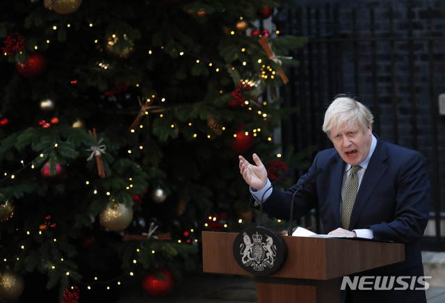 [런던=AP/뉴시스] 13일(현지시간) 보리스 존슨 영국 총리가 다우닝 10번가 총리관저에서 총선 승리 기자회견을 진행하고 있다. 총선에서 압승을 거둔 존슨 총리는 14일 잉글랜드 북부를 찾아 유권자들을 만나 감사인사를 보내고, 새롭게 당선된 보수당 소속 의원들을 만나 격려를 할 계획이다. 2019.12.14.