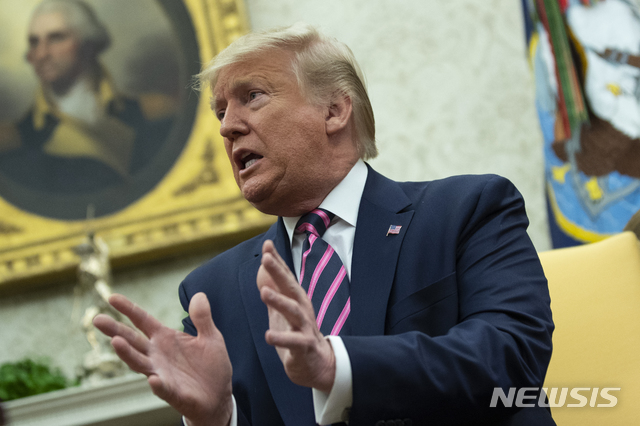 [워싱턴=AP/뉴시스]도널드 트럼프 미국 대통령이 13일(현지시간) 백악관에서 열린 마리오 압도 베니테스 파라과이 대통령과의 회담 중 발언하고 있다. 2019.12.16. 