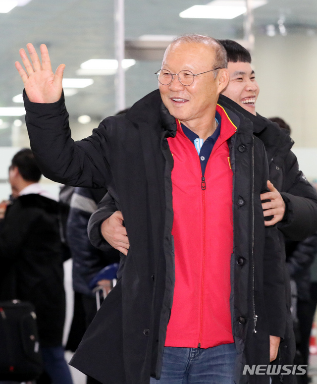 [김해공항=뉴시스]강종민 기자 = 60년 만에 동남아시아를 제패한 베트남 축구의 영웅 박항서 감독이 14일 오전 김해공항에 입국하며 마중나온 팬들을 향해 손을 흔들고 있다. U-23 베트남 대표팀을 이끌고 온 박감독은 경남 통영에서 전지훈련을 할 예정이다. 2019.12.14. ppkjm@newsis.com