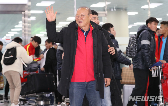 [김해공항=뉴시스]강종민 기자 =&nbsp; 60년 만에 동남아시아를 제패한 베트남 축구의 영웅 박항서 감독이 14일 오전 김해공항에 입국하며 마중나온 팬들을 향해 손을 흔들고 있다. U-23 베트남 대표팀을 이끌고 온 박감독은 경남 통영에서 전지훈련을 할 예정이다. 2019.12.14.&nbsp; ppkjm@newsis.com