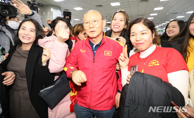 [김해공항=뉴시스]강종민 기자 = 60년 만에 동남아시아를 제패한 베트남 축구의 영웅 박항서 감독이 14일 오전 김해공항에 입국, 베트남 팬들과 기념촬영을 하고 있다. U-23 베트남 대표팀을 이끌고 온 박감독은 경남 통영에서 전지훈련을 할 예정이다. 2019.12.14.&nbsp; ppkjm@newsis.com
