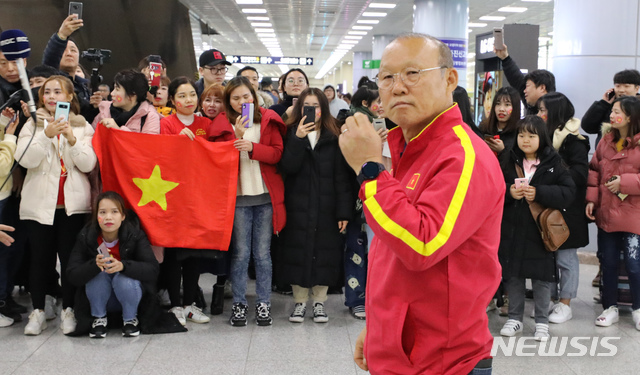 [김해공항=뉴시스]강종민 기자 = 60년 만에 동남아시아를 제패한 베트남 축구의 영웅 박항서 감독이 14일 오전 김해공항에 입국하고 있다. U-23 베트남 대표팀을 이끌고 온 박감독은 경남 통영에서 전지훈련을 할 예정이다. 2019.12.14. ppkjm@newsis.com