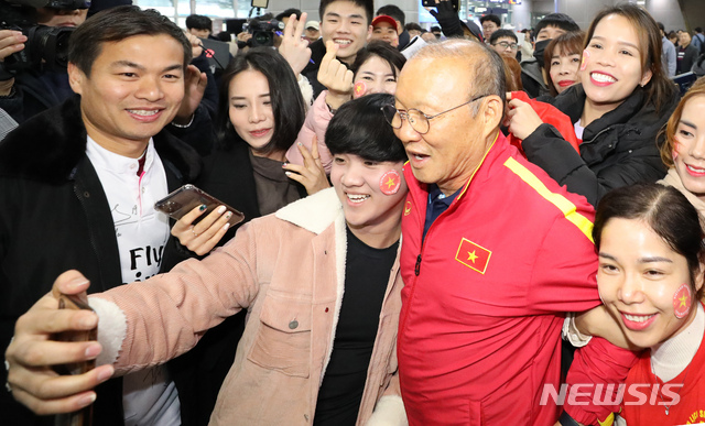 [김해공항=뉴시스]강종민 기자 = 60년 만에 동남아시아를 제패한 베트남 축구의 영웅 박항서 감독이 14일 오전 김해공항에 입국, 기다리던 팬들과 기념촬영을 하고 있다. U-23 대표팀을 이끌고 온 박감독은 경남 통영에서 전지훈련을 할 예정이다. 2019.12.14. ppkjm@newsis.com