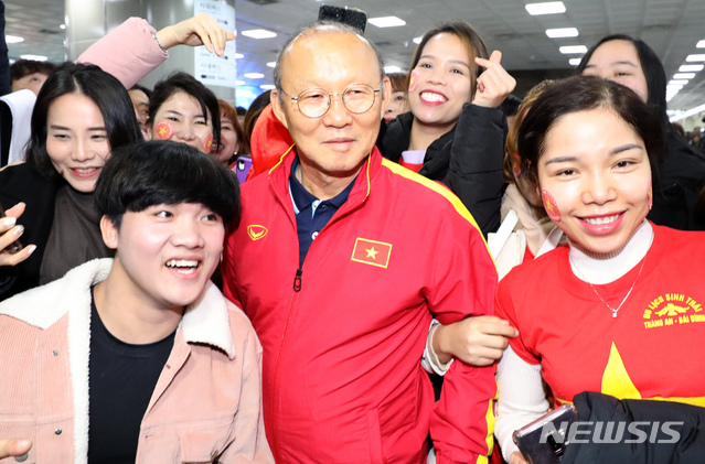 [김해공항=뉴시스]강종민 기자 =  60년 만에 동남아시아를 제패한 베트남 축구의 영웅 박항서 감독이 14일 오전 김해공항에 입국, 기다리던 팬들과 기념촬영을 하고 있다. U-23 대표팀을 이끌고 온 박감독은 경남 통영에서 전지훈련을 할 예정이다. 2019.12.14.  ppkjm@newsis.com