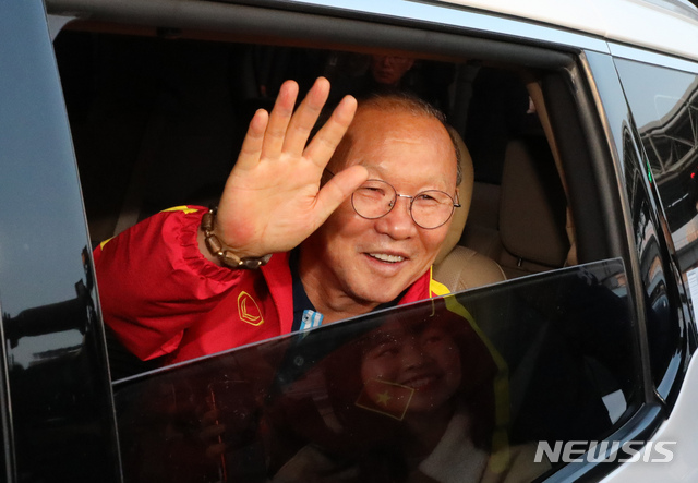 [김해공항=뉴시스]강종민 기자 = 60년 만에 동남아시아를 제패한 베트남 축구의 영웅 박항서 감독이 14일 오전 김해공항에 입국, 기다리던 팬들에게 감사 인사를 하고 있다. U-23 대표팀을 이끌고 온 박감독은 경남 통영에서 전지훈련을 할 예정이다. 2019.12.14. ppkjm@newsis.com