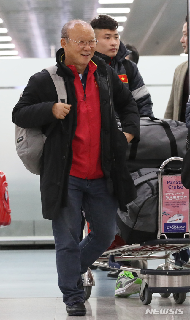 [김해공항=뉴시스]강종민 기자 =&nbsp; 60년 만에 동남아시아를 제패한 베트남 축구의 영웅 박항서 감독이 14일 오전 김해공항을 통해 입국하고 있다. U-23 대표팀을 이끌고 온 박감독은 경남 통영에서 전지훈련을 할 예정이다. 2019.12.14.&nbsp; ppkjm@newsis.com