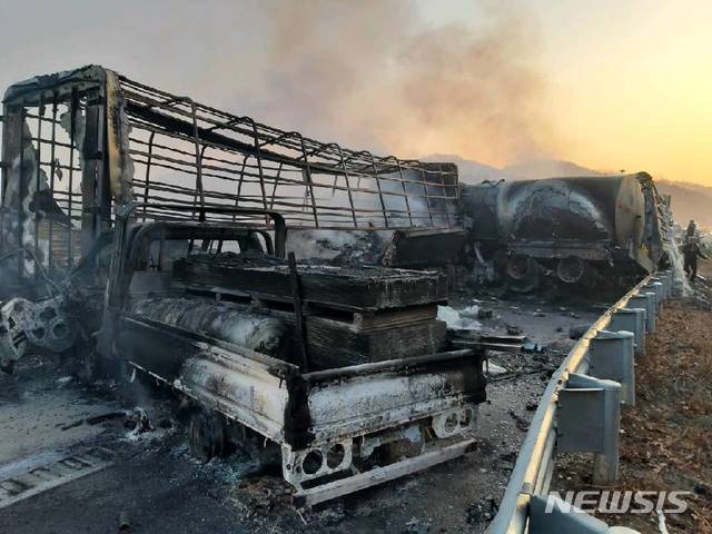 [서울=뉴시스] 고승민 기자 = 지난달 14일 새벽 경북 군위군 소보면 상주~영천 고속도로 양방향에서 각각 연쇄추돌 사고나 7명이 숨지고 32명이 다쳤다. 소방과 경찰에 따르면 이날 오전 4시 44분께 경북 군위군 소보면 달산리 상주~영천 고속도로 영천방향에서 20여 대의 차가 연쇄 추돌했다. 사고는 새벽에 내린 비로 노면에 '블랙 아이스(Black Ice)'가 생겨 일어난 것으로 추정되고 있다. 2019.12.14. (사진=경북소방본부 제공) photo@newsis.com