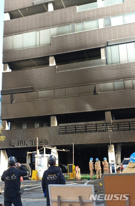 [서울=뉴시스] 고승민 기자 = 14일 오전 10시7분께 경기 고양시의 한 대형 산부인과 병원에서 불이 났다. 불은 30여분 만에 모두 꺼졌으나 산모 등 26명이 연기를 마셔 인근 병원에서 치료를 받고 있는 것으로 파악됐다. 또 이 불로 산모와 신생아, 의료진 등이 대피하는 소동이 빚어졌다. 당시 이 병원에는 산모 37명, 신생아 66명, 병원 관계자 200여명이 병원에 머물러 있었던 것으로 전해졌다.&nbsp; (사진=경기도소방재난본부 제공) 2019.12.14.&nbsp; photo@newsis.com