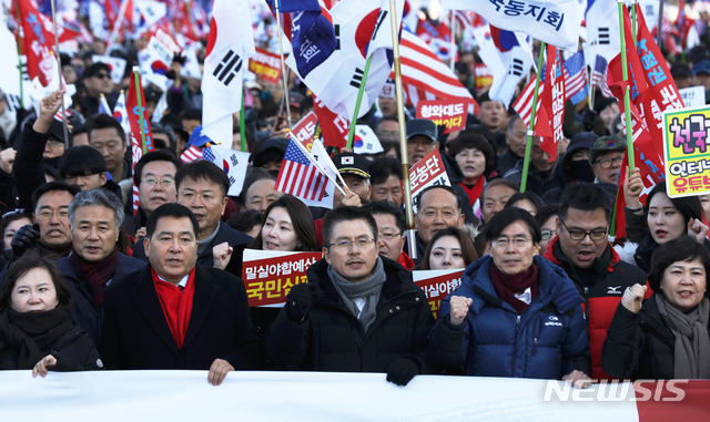 [서울=뉴시스]이윤청 기자 = 자유한국당 황교안 대표, 심재철 원내대표를 비롯한 의원들이 14일 오후 서울 종로구 세종문회화관 앞에서 문재인정권 국정농단 3대 게이트 규탄대회를 마치고 청와대 방면으로 행진하고 있다. 2019.12.14. radiohead@newsis.com