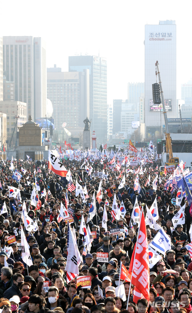 [서울=뉴시스]이윤청 기자 = 14일 오후 서울 종로구 세종문회화관 앞에서 문재인정권 국정농단 3대 게이트 규탄대회를 마친 참석자들이 청와대 방면으로 행진하고 있다. 2019.12.14. radiohead@newsis.com