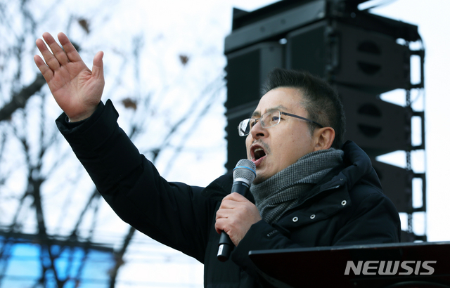 [서울=뉴시스]이윤청 기자 = 황교안 자유한국당 대표가 14일 오후 서울 종로구 세종문회화관 앞에서 열린 문재인정권 국정농단 3대 게이트 규탄대회에서 연설하고 있다. 2019.12.14. radiohead@newsis.com