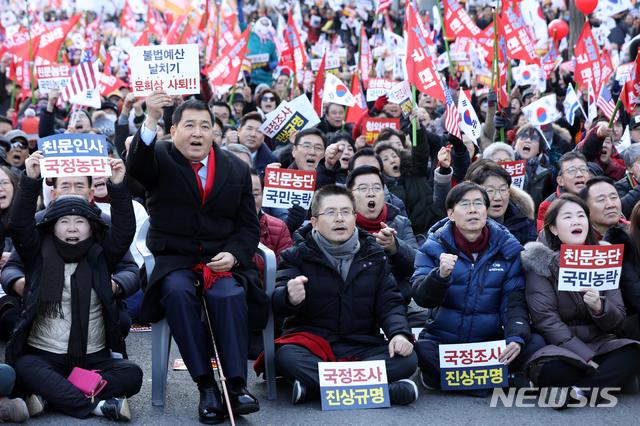 [서울=뉴시스]이윤청 기자 = 자유한국당 황교안 대표, 심재철 원내대표를 비롯한 의원들이 14일 오후 서울 종로구 세종문회화관 앞에서 열린 문재인정권 국정농단 3대 게이트 규탄대회에서 구호를 외치고 있다. 2019.12.14. radiohead@newsis.com