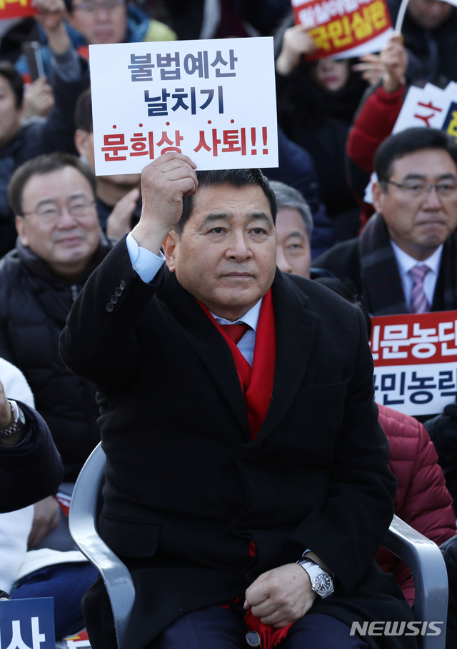 [서울=뉴시스]이윤청 기자 = 심재철 자유한국당 원내대표가 14일 오후 서울 종로구 세종문회화관 앞에서 열린 문재인정권 국정농단 3대 게이트 규탄대회에 참석해 있다. 2019.12.14.   radiohead@newsis.com