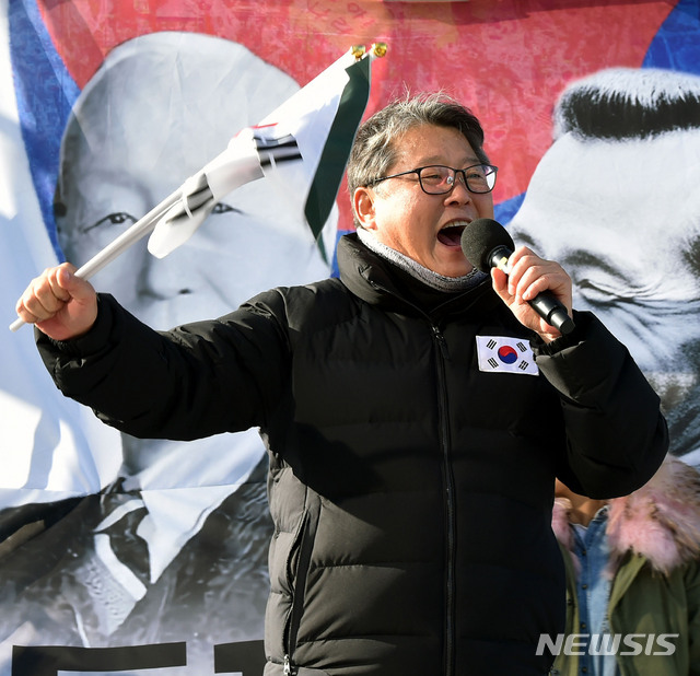 [대구=뉴시스] 이무열 기자 = 조원진 우리공화당 공동대표가 지난해 12월 14일 오후 대구 동구 신암동 동대구역 앞 광장에서 열린 ‘제160차 태극기 집회’에 참석해 발언하고 있는 모습이다. 2020.01.13. lmy@newsis.com