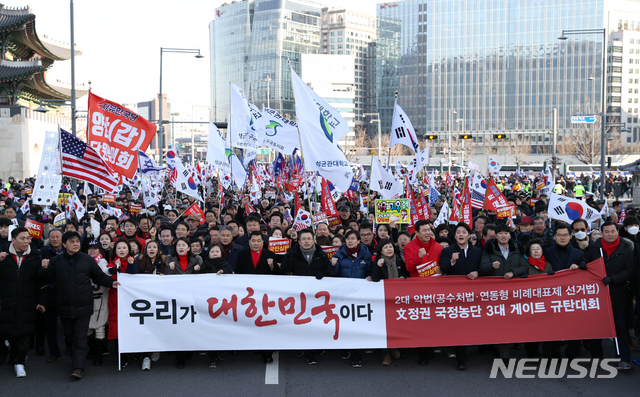 [서울=뉴시스]이윤청 기자 = 자유한국당 황교안 대표, 심재철 원내대표를 비롯한 의원들이 14일 오후 서울 종로구 세종문회화관 앞에서 문재인정권 국정농단 3대 게이트 규탄대회를 마치고 청와대 방면으로 행진하고 있다. 2019.12.14. radiohead@newsis.com