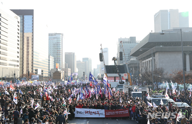 [서울=뉴시스]이윤청 기자 = 자유한국당 황교안 대표, 심재철 원내대표를 비롯한 의원들이 14일 오후 서울 종로구 세종문회화관 앞에서 문재인정권 국정농단 3대 게이트 규탄대회를 마치고 청와대 방면으로 행진하고 있다. 2019.12.14. radiohead@newsis.com