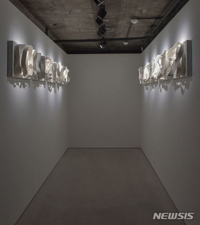 [서울=뉴시스] 백진, 간(間, GAN), 2019, 2019, 캔버스 위에 도자, 20 x 68 x 35 cm ⓒ 2019JinBaek