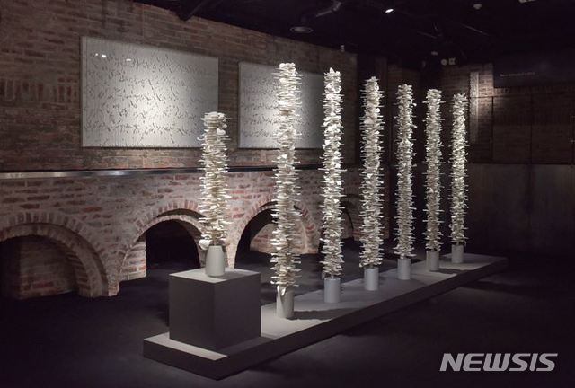 [서울=뉴시스]백진 무제(Untitled), 2019, 도자,알루미늄,120x Ø25 cm,200x Ø25 cmⓒ 2019JinBaek