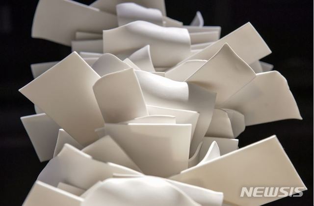 [서울=뉴시스] 백진 개인전 '파편(Fragment)'전시 전경ⓒ 2019ARARIO MUSEUM