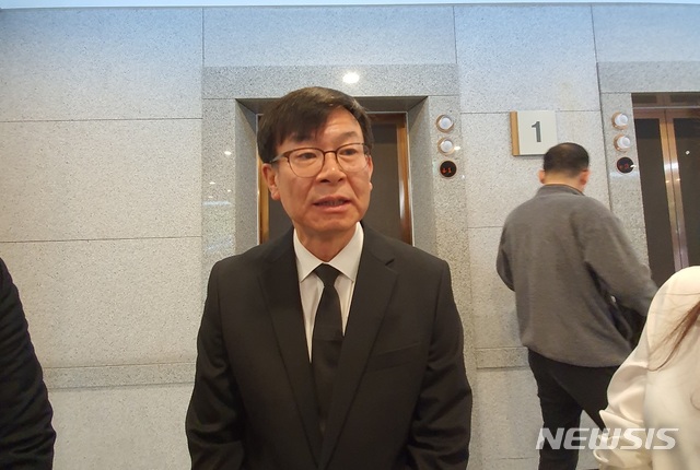 [서울=뉴시스] 김상조 청와대 정책실장이 15일 고 구자경 LG 명예회장의 빈소를 찾았다. 2019.12.15.(사진=고은결 기자)