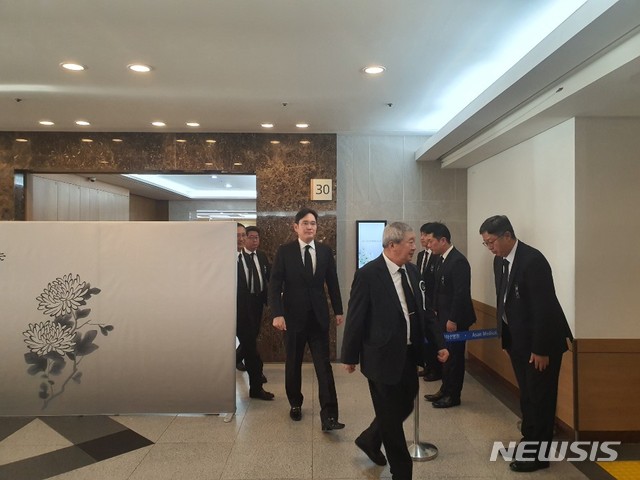 [서울=뉴시스] 이재용 삼성전자 부회장이 15일 오후 서울 시내의 한 병원 장례식장에 마련된 구자경 LG그룹 명예회장 빈소를 찾아 조문을 마친 뒤 상주인 차남 구본능 희성그룹 회장의 배웅을 받으며 빈소를 나서고 있다. (사진=김혜경 기자) 2019.12.15.