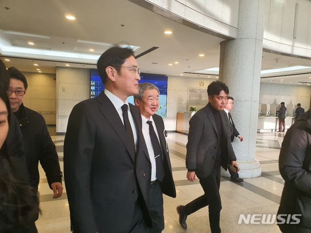 [서울=뉴시스] 이재용 삼성전자 부회장이 15일 오후 서울 시내의 한 병원 장례식장에 마련된 구자경 LG그룹 명예회장 빈소를 찾아 조문을 마친 뒤 상주인 차남 구본능 희성그룹 회장의 배웅을 받으며 장례식장을 나서고 있다. (사진=김혜경 기자) 2019.12.15. 