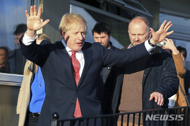  [세지필드=AP/뉴시스] BBC, 파이낸셜타임스(FT) 등은 보리스 존슨 영국 총리가 오는 20일 2020년 12월31일 영국의 EU 탈퇴 전환기가 종료된 이후 더 이상 전환기를 연장할 수 없도록 금지하는 법안을 발표할 예정이라고 16일(현지시간) 보도했다. 사진은 지난 14일 북동부 더럼 카운지의 세지필드 지역을 찾아 손을 흔드는 존슨 총리의 모습. 2019.12.17. 
