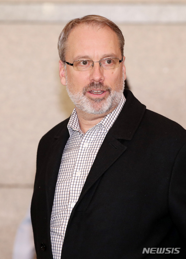 [인천공항=뉴시스] 고범준 기자 = 제임스 드하트 미국 방위비협상대표가 한미 방위비 협상 5차 회의를 위해 15일 오전 인천국제공항 제1여객터미널을 통해 입국하고 있다. 2019.12.15. bjko@newsis.com