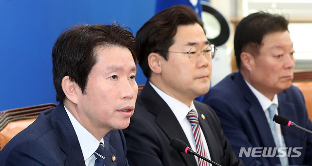 [서울=뉴시스] 이종철 기자 = 이인영 더불어민주당 원내대표가 15일 오전 서울 여의도 국회에서 기자간담회를 갖고 선거제 관련 현안에 대해 설명하고 있다. 2019.12.15. jc4321@newsis.com