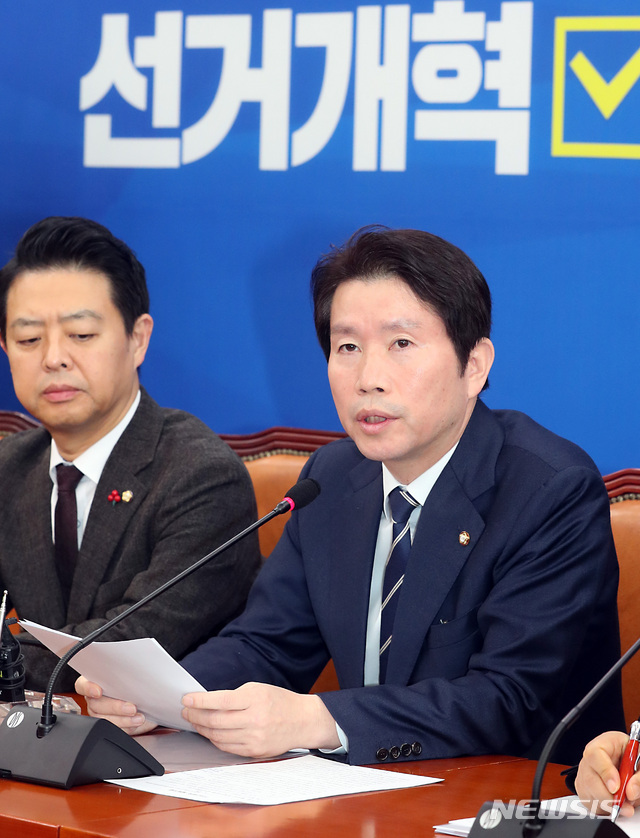 [서울=뉴시스] 이종철 기자 = 이인영 더불어민주당 원내대표가 15일 오전 서울 여의도 국회에서 기자간담회를 갖고 선거제 관련 현안에 대해 설명하고 있다. 2019.12.15. jc4321@newsis.com
